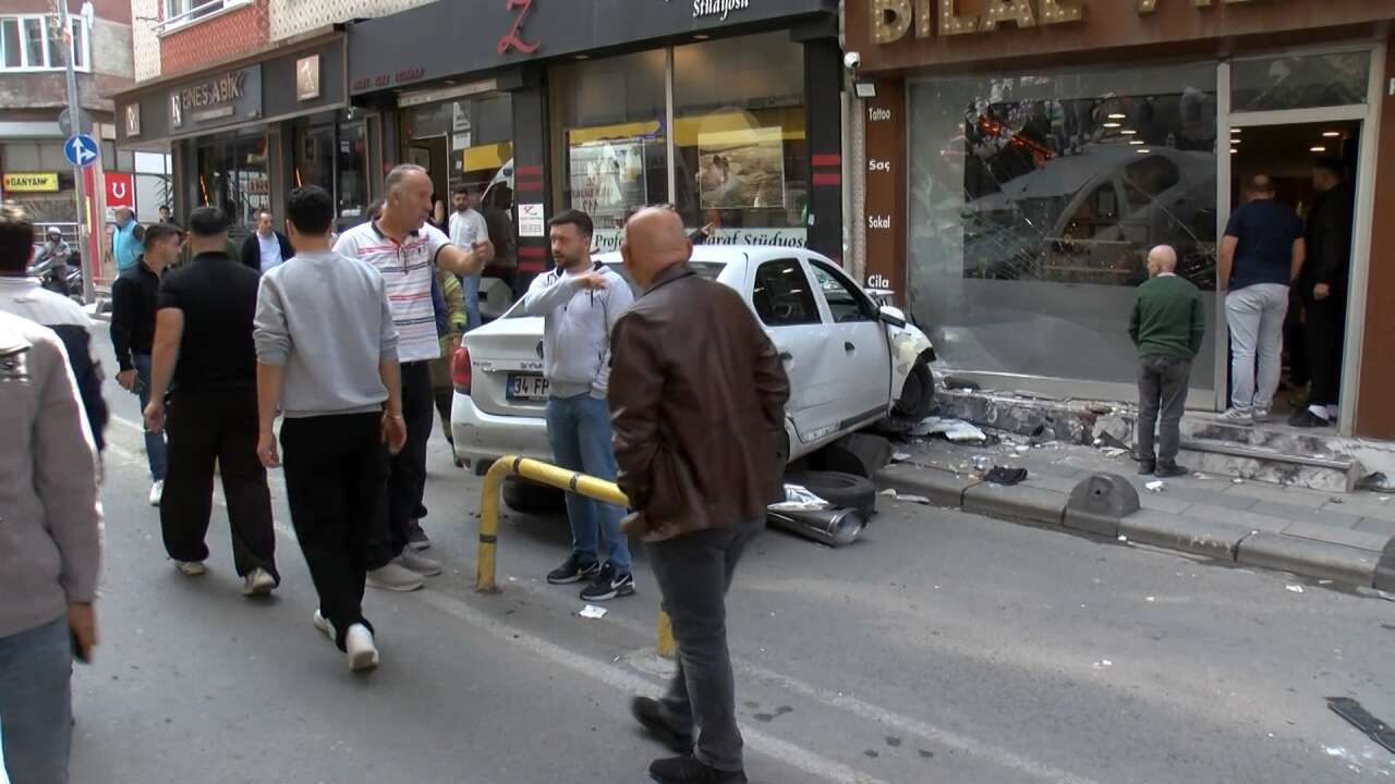 İki otomobil çarpıştı, araçlardan biri yayaların arasına daldı! 2’si ağır 5 yaralı 5
